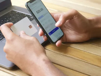 Cliente pagando online con tarjeta desde el celular